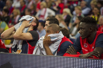 Rostros serios en el banquillo baskonista. (Juanan RUIZ / FOKU)