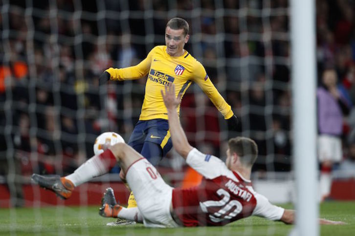Mustafi no logra impedir que Griezmann anote el empate. (Adrian DENNIS / AFP)