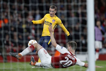 Mustafi no logra impedir que Griezmann anote el empate. (Adrian DENNIS / AFP)