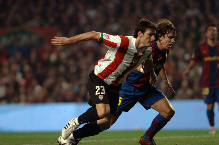 Puyol con Aduriz en un partido en 2008 en San Mamés. (Marisol RAMIREZ / FOKU)