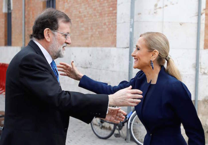 Saludo entre Mariano Rajoy y Cristina Cifuentes, el pasado 23 de abril. ( JUAN CARLOS HIDALGO / AFP)