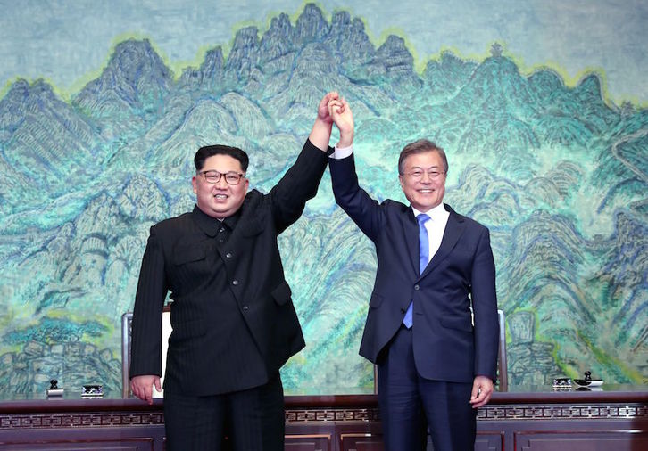 El dirigente surcoreano Moon Jae In y el norcoreano Kim Jon Un, al inicio de la última cumbre. (Korea Summit Press/AFP)