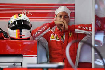 Vettel, concentrado antes de la tercera y definitiva sesión clasificatoria. (KIRILL KUDRYAVTSEV  / AFP)