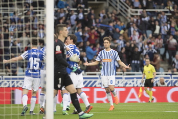 Los realistas celebran uno de sus tres goles al Athletic. (Juan Carlos RUIZ / FOKU)