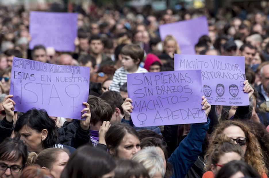 Manifestantes con carteles. (Iñigo URIZ / FOKU) Manifestantes con carteles. (Iñigo URIZ / FOKU)