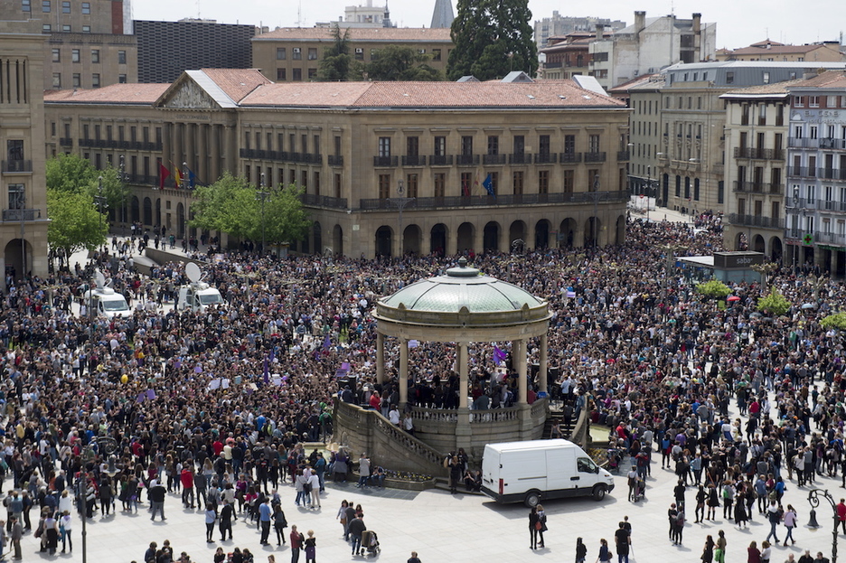 La plaza del Castillo, con miles de personas en el acto final. (Iñigo URIZ / FOKU) La plaza del Castillo, con miles de personas en el acto final. (Iñigo URIZ / FOKU)