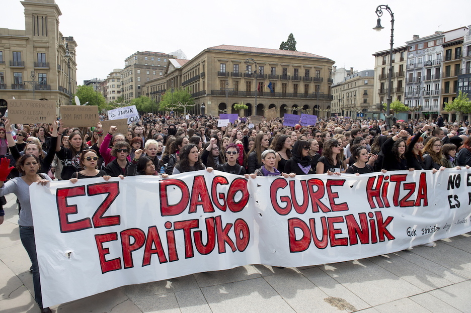 La pancarta, en la Plaza del Castillo. (Iñigo URIZ / FOKU) La pancarta, en la Plaza del Castillo. (Iñigo URIZ / FOKU)