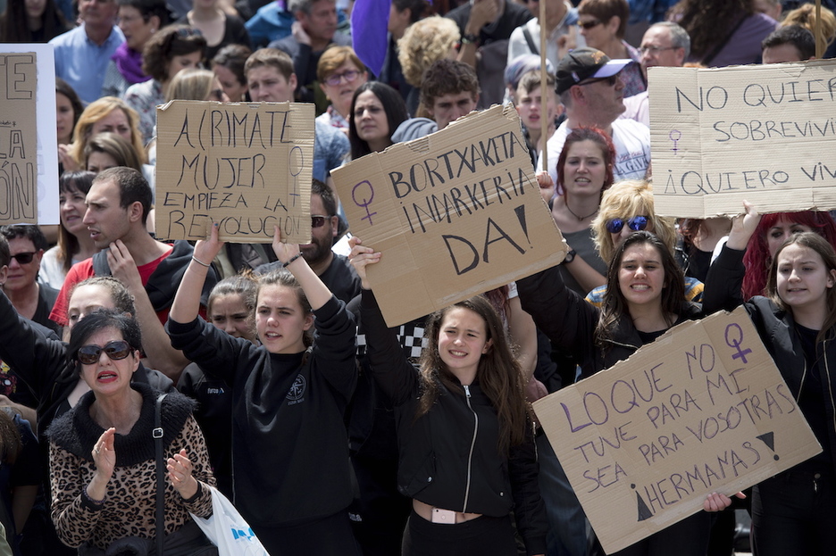Chicas jóvenes con carteles. (Iñigo URIZ / FOKU) Chicas jóvenes con carteles. (Iñigo URIZ / FOKU)