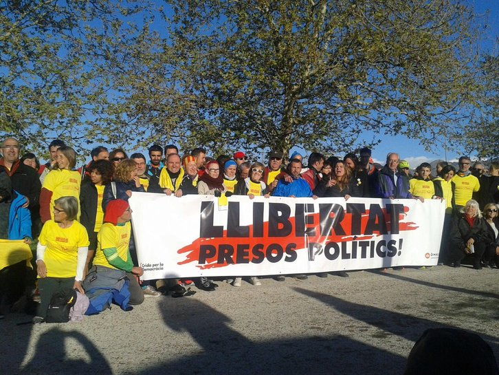 Una concentración en favor de los presos catalanes. (@KMSxlaLLIBERTAT)
