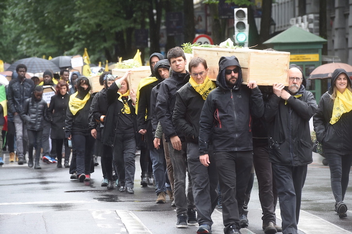 La caravana de Mugak Zabalduz ha escenificado una marcha fúnebre. (FOKU)