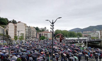 Pentsiodunak euriari aurre eginez, Bilboko Udaletxearen aurrean. (@ehbildubilbo)