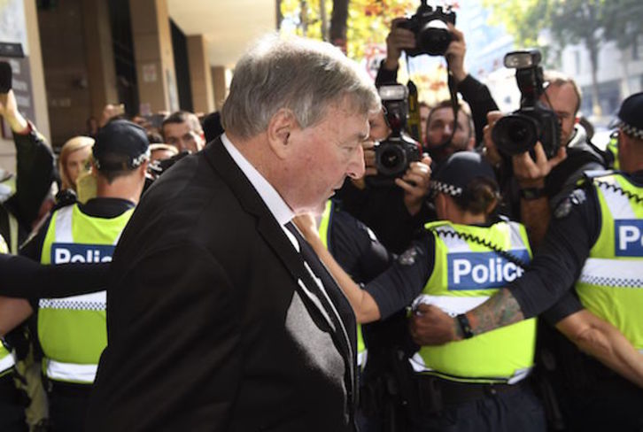 El cardenal Pell, a su salida del tribunal de Melbourne. (William WEST/AFP)