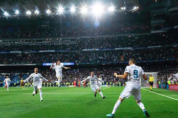 Karim Benzema celebra uno de sus goles. (Óscar DEL POZO/AFP)
