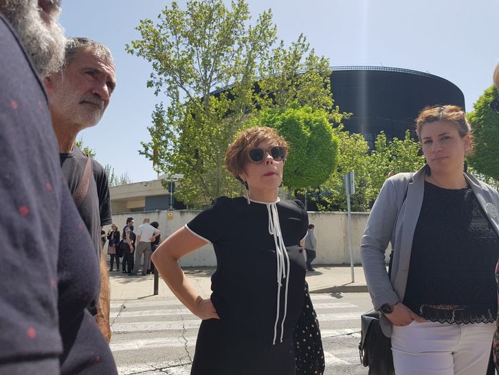 Las abogadas Amaia Izko y Jaione Karrera, junto a allegados de los jóvenes de Altsasu a las puertas de la Audiencia Nacional española. (NAIZ)