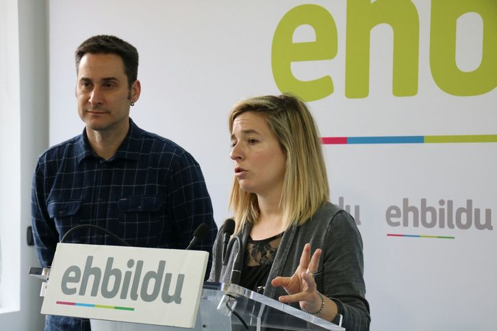 Aitziber Ibaibarriaga eta Iker Casanova, EH Bilduren ordezkariak Bilboko Udalean eta Gasteizko parlamentuan, hurrenez hurren.