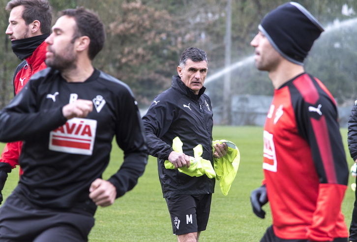 José Luis Mendilibar, en una reciente sesión de entrenamiento. (Andoni CANELLADA / FOKU)