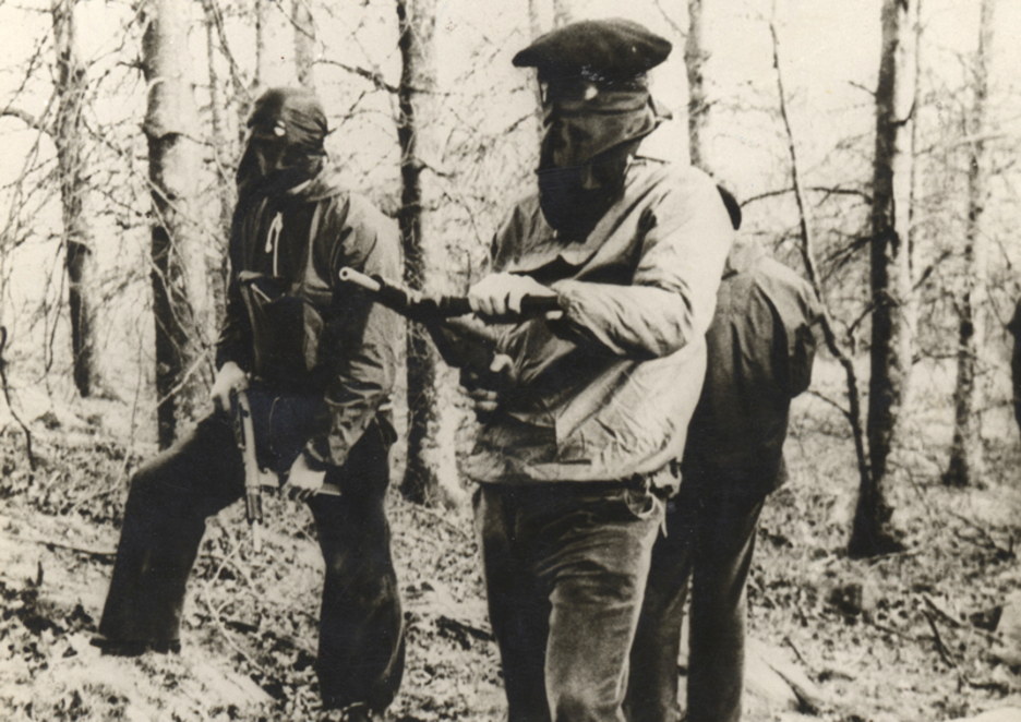 ETAko militanteak entrenamendu lanetan basoan, 70. hamarkadan. ETAko militanteak entrenamendu lanetan basoan, 70. hamarkadan.