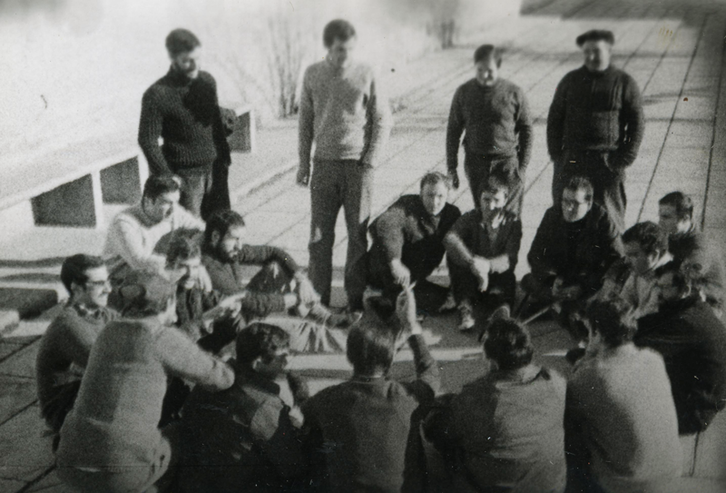 ETAko presoen asanblea Burgosko espetxeko patioan, Burgosko Prozesuaren ataritan, 1970ean. Mikel Etxeberria Funtsa