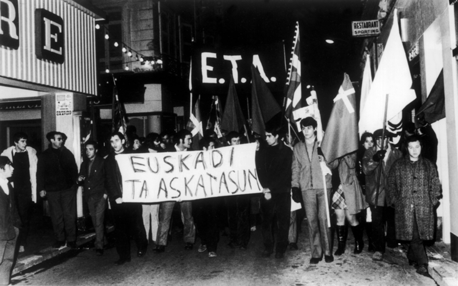 Burgosko Prozesuaren aurkako manifestazioa Baionan, 1970eko abenduaren 30ean. (Keystone Funtsa) Burgosko Prozesuaren aurkako manifestazioa Baionan, 1970eko abenduaren 30ean. (Keystone Funtsa)