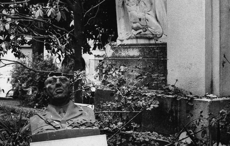 Sanjurjo general golpistaren monumentuaren aurkako ekintza Iruñean, 1972an. ETAk frankismoaren sinboloen aurkako hainbat ekintza egin zituen garai hartan. La Gaceta del Norte Funtsa Sanjurjo general golpistaren monumentuaren aurkako ekintza Iruñean, 1972an. ETAk frankismoaren sinboloen aurkako hainbat ekintza egin zituen garai hartan. La Gaceta del Norte Funtsa