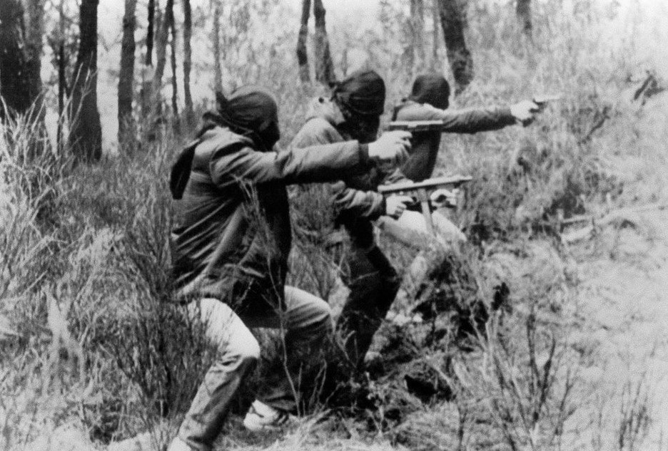 ETAko militanteak entrenamendu lanetan basoan, 70. hamarkadan.