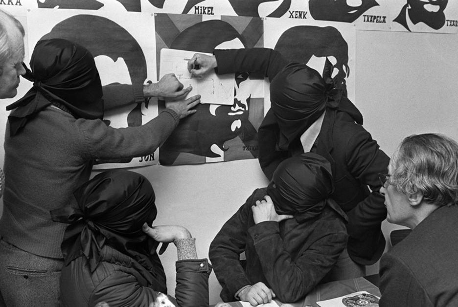 Ekintza osteko prentsaurrekoa Bordelen. Egileak eurak direla esanez agertu ziren ETAko ordezkariak, polizia nahastea zuten helburu, komandoak Espainiako Estatuan jarraitzen baizuen. (AFP) Ekintza osteko prentsaurrekoa Bordelen. Egileak eurak direla esanez agertu ziren ETAko ordezkariak, polizia nahastea zuten helburu, komandoak Espainiako Estatuan jarraitzen baizuen. (AFP)