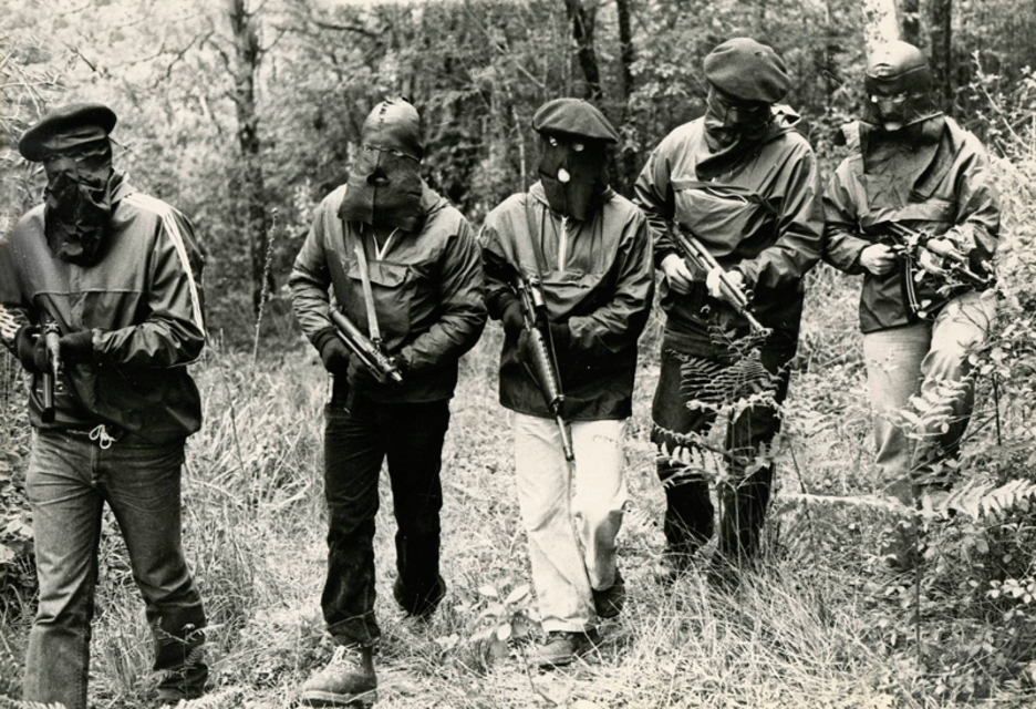 ETAko militanteak entrenamendu lanetan basoan, 70. hamarkadan.