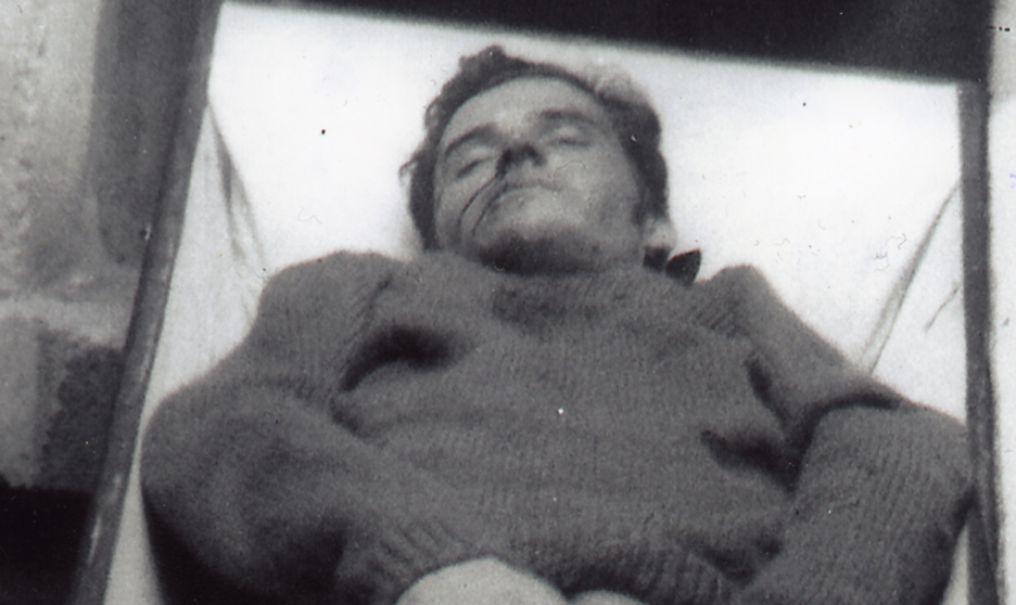 Jon Paredes Manot “Txiki”-ren hilotza. 1975Eko irailaren 27an fusilatu zuten Angel Otaegi eta FRAPeko beste hiru kiderekin batera. (Marc Palmes Funtsa) Jon Paredes Manot “Txiki”-ren hilotza. 1975Eko irailaren 27an fusilatu zuten Angel Otaegi eta FRAPeko beste hiru kiderekin batera. (Marc Palmes Funtsa)