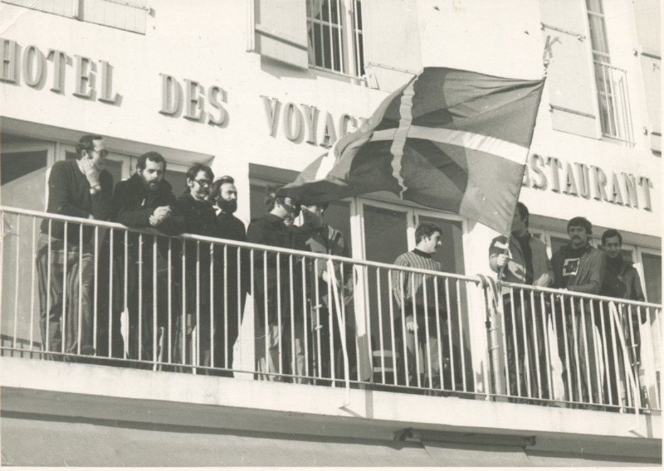 Hainbat militante Yeu-ko irlan konfinatu zituztenekoa, 1976. Bertan dira Jose Miguel Beñaran, Joxe Martin Sagardia eta Tomas Perez Revilla; ondoren hainbat atentatu parapolizialetan hil zirenak. Hainbat militante Yeu-ko irlan konfinatu zituztenekoa, 1976. Bertan dira Jose Miguel Beñaran, Joxe Martin Sagardia eta Tomas Perez Revilla; ondoren hainbat atentatu parapolizialetan hil zirenak.