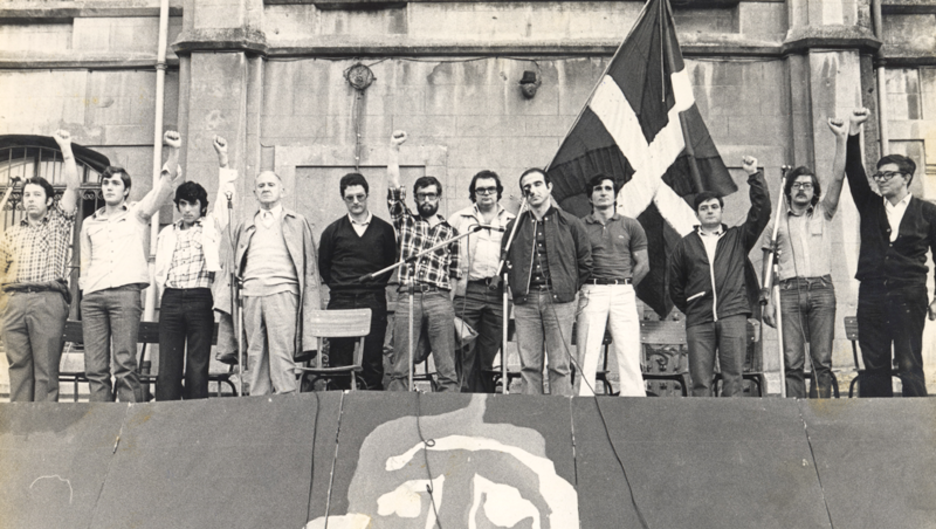 Espainiako Gobernuak Europako iparraldera kanporatu eta Euskal Herrira ezkutuan itzuli ziren ETAko hainbat presoren agerraldi publikoa Durangon, 1977ko uztailaren 21ean. J. Uriarte / Egin Funtsa Espainiako Gobernuak Europako iparraldera kanporatu eta Euskal Herrira ezkutuan itzuli ziren ETAko hainbat presoren agerraldi publikoa Durangon, 1977ko uztailaren 21ean. J. Uriarte / Egin Funtsa