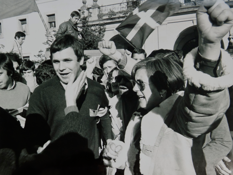 <a href=”https://goo.gl/oG4MH2”>Amnistia Legea</a>: Fran Aldanondo Ondarru, garaiko azken preso politikoa, Martuteneko espetxetik aske irten zen unea, 1977ko abenduaren 9an. Javier Gallego / Egin Funtsa. <a href=”https://goo.gl/oG4MH2”>Amnistia Legea</a>: Fran Aldanondo Ondarru, garaiko azken preso politikoa, Martuteneko espetxetik aske irten zen unea, 1977ko abenduaren 9an. Javier Gallego / Egin Funtsa.