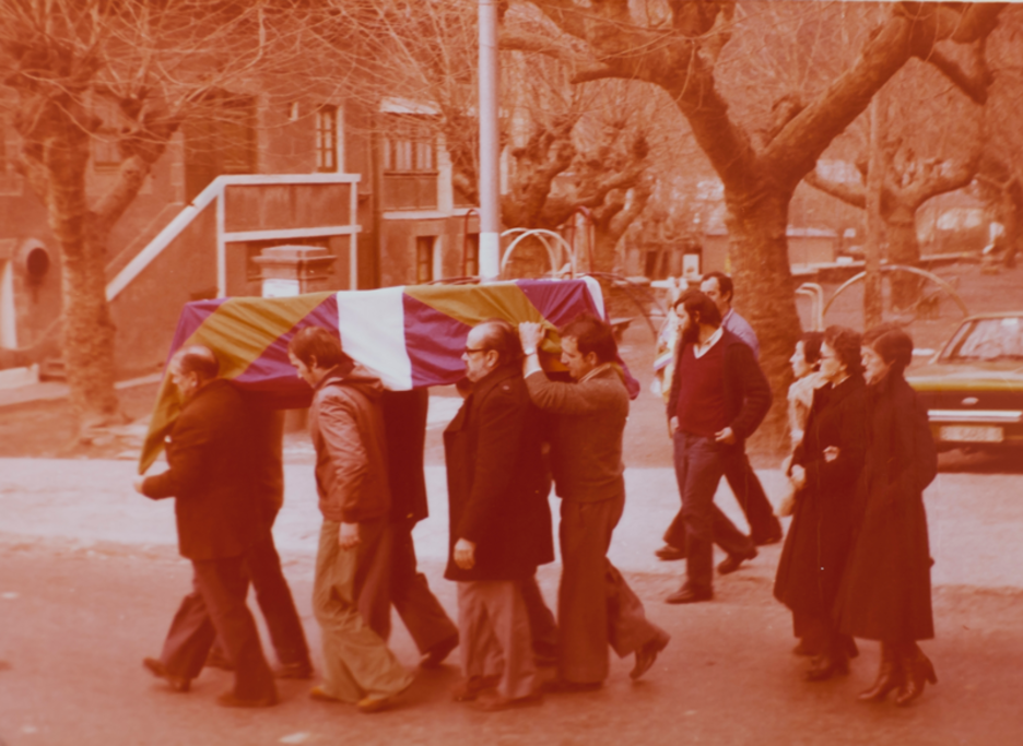 Jose Migel Beñaran “Argala”-ren segizioa bere sorterrian, Arrigorriagan. 1978ko abenduaren 21ean hil zen atentatu parapolizial baten ostean Angelun. Hilkutxa daramatenen artean, Alfonso Sastre antzerkigilea. Beñaran familia Funtsa Jose Migel Beñaran “Argala”-ren segizioa bere sorterrian, Arrigorriagan. 1978ko abenduaren 21ean hil zen atentatu parapolizial baten ostean Angelun. Hilkutxa daramatenen artean, Alfonso Sastre antzerkigilea. Beñaran familia Funtsa