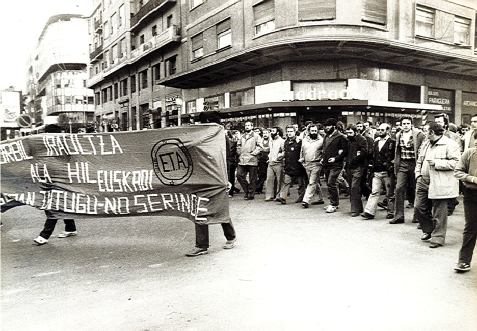 1980an hil zuten Joxe Martin Sagardia 'Usurbil' Biarritzen. Irudian bere hilketa salatzeko manifestazioa. 1980an hil zuten Joxe Martin Sagardia 'Usurbil' Biarritzen. Irudian bere hilketa salatzeko manifestazioa.