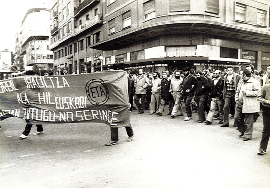 1980an hil zuten Joxe Martin Sagardia 'Usurbil' Biarritzen. Irudian bere hilketa salatzeko manifestazioa.  