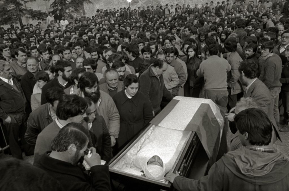 31.- «Oso latza izan da». Gaurdaino iritsi dira Joxe Arregik Poliziaren eskutatik pasa ostean esandako lau hitzak. 1981eko otsailaren 16an hil zen tortura haien eraginez. Irudian Zizkurkilgo gaubeila. (Javier Gallego / Egin) 31.- «Oso latza izan da». Gaurdaino iritsi dira Joxe Arregik Poliziaren eskutatik pasa ostean esandako lau hitzak. 1981eko otsailaren 16an hil zen tortura haien eraginez. Irudian Zizkurkilgo gaubeila. (Javier Gallego / Egin)