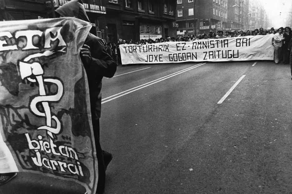 «Torturarik ez amnistia bai. Joxe gogoan zaitugu» lelopean Bilbon egindako manifestazioa 1981eko otsailean, Joxe Arregiren heriotzaren ondoren, buruan ETAren aizkora eta sugea. La Gaceta del Norte Funtsa «Torturarik ez amnistia bai. Joxe gogoan zaitugu» lelopean Bilbon egindako manifestazioa 1981eko otsailean, Joxe Arregiren heriotzaren ondoren, buruan ETAren aizkora eta sugea. La Gaceta del Norte Funtsa