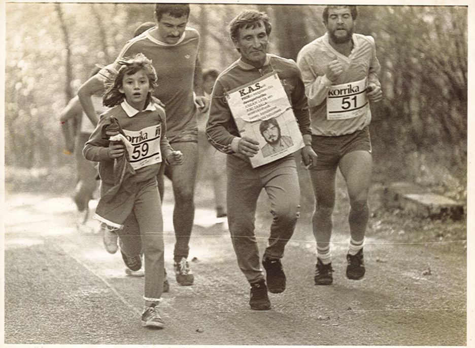 Hiru iheslari politiko 1983ko Korrikan, PSOEri eskakizun eta guzti: Lasa eta Zabala «familiakoei berehala bihurtzea». Bi hilabete lehenago desagertu ziren. Angel Gurmindo, ezkerrean eta atzean, bi hilabete beranduago hil zuen GALek tirokatua. Hiru iheslari politiko 1983ko Korrikan, PSOEri eskakizun eta guzti: Lasa eta Zabala «familiakoei berehala bihurtzea». Bi hilabete lehenago desagertu ziren. Angel Gurmindo, ezkerrean eta atzean, bi hilabete beranduago hil zuen GALek tirokatua.