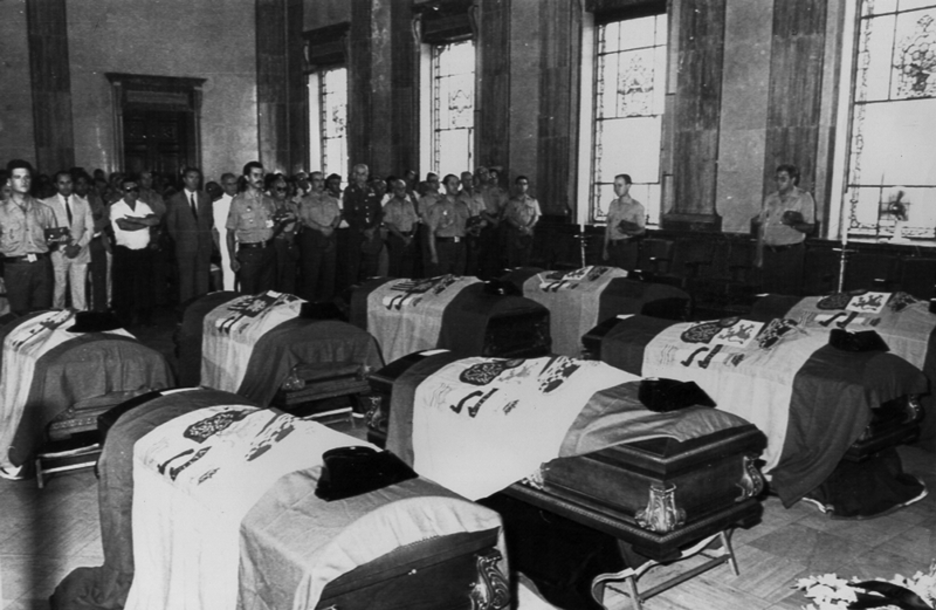 1986ko uztailaren 14an Madrilgo “Republica Dominicana” kalean ETAk ezarritako lehergailu baten ondorioz 12 guardia zibil hil ziren. Irudian hil-kapera. (La Gaceta del Norte Funtsa) 1986ko uztailaren 14an Madrilgo “Republica Dominicana” kalean ETAk ezarritako lehergailu baten ondorioz 12 guardia zibil hil ziren. Irudian hil-kapera. (La Gaceta del Norte Funtsa)
