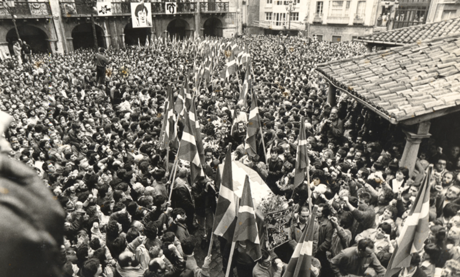 Txomin Iturberen hilotzaren harrera bere sorterrian, Arrasaten, 1987ko martxoaren 8an. Omenaldi jendetsua jaso zuen Aljerian istripuz hil ostean. Erakundeko lider karismatikoenetakoa izan zen Iturbe. Javier Gallego / Egin Funtsa Txomin Iturberen hilotzaren harrera bere sorterrian, Arrasaten, 1987ko martxoaren 8an. Omenaldi jendetsua jaso zuen Aljerian istripuz hil ostean. Erakundeko lider karismatikoenetakoa izan zen Iturbe. Javier Gallego / Egin Funtsa