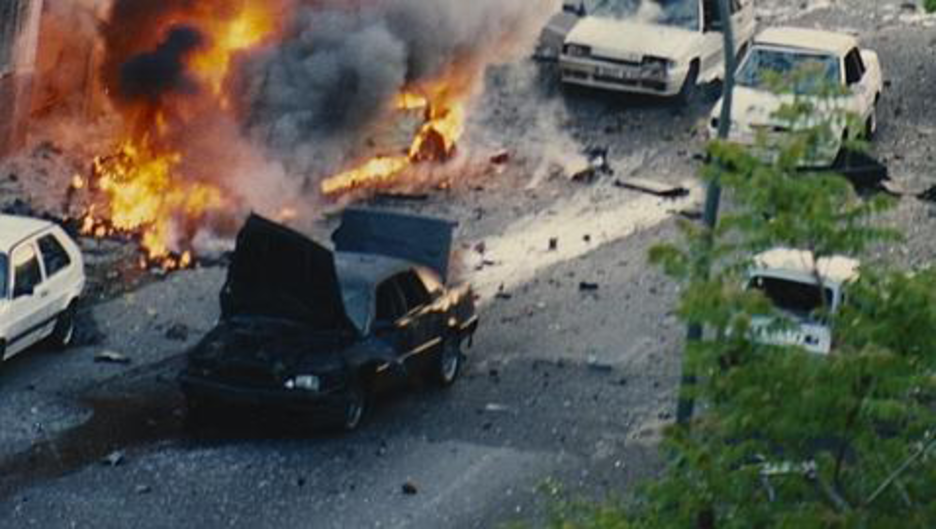 Jose Maria Aznar PPko presidentearen aurkako atentatua Madrilen, 1995eko apirilaren 19an. Gerora Gobernuko presidente izango zenak zauri arinak izan zituen, bere ibilgailuaren blindatzeari esker. Jose Maria Aznar PPko presidentearen aurkako atentatua Madrilen, 1995eko apirilaren 19an. Gerora Gobernuko presidente izango zenak zauri arinak izan zituen, bere ibilgailuaren blindatzeari esker.