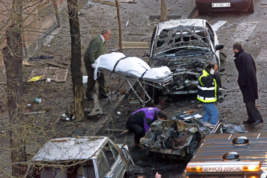 2000ko urtarrilean, su-etena bertan behera utzi eta gutxira Espainiako teniente koronel bat, Pedro Antonio Blanco, hil zuen ETAk Madrilen. (AFP) 2000ko urtarrilean, su-etena bertan behera utzi eta gutxira Espainiako teniente koronel bat, Pedro Antonio Blanco, hil zuen ETAk Madrilen. (AFP)