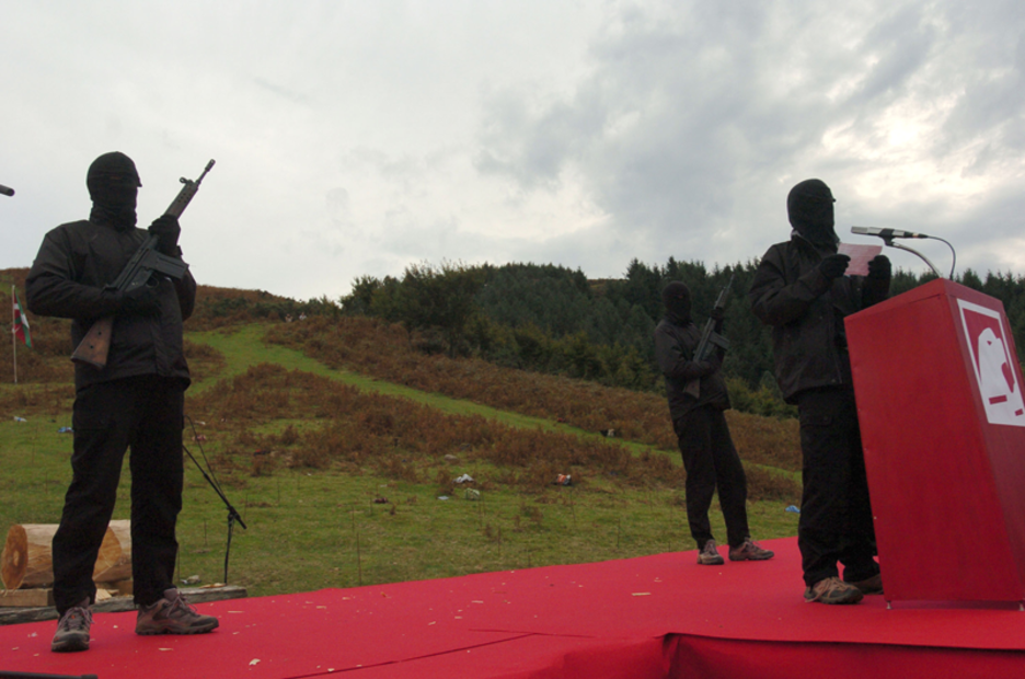 2006ko Gudari Egunaren bueltan ETAko hiru militante aurpegia estalita eta armak eskuan agertu ziren Aritxulegin elkartu ziren herritarren aurrean. Andoni Canellada / Foku 2006ko Gudari Egunaren bueltan ETAko hiru militante aurpegia estalita eta armak eskuan agertu ziren Aritxulegin elkartu ziren herritarren aurrean. Andoni Canellada / Foku
