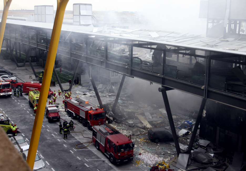 2006ko abenduan egin zuen ETAk Madrilgo Barajas aireportuko T4 terminalean atentatua. (Javier Soriano / AFP) 