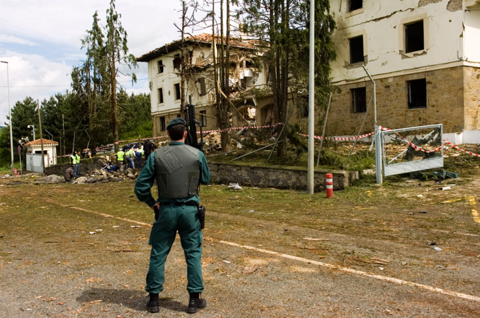 Guardia Zibilaren aurkako hainbat ekintza egin zituen ETAk hurrengo hilabeteetan ere. Irudian 2008ko maiatzean Legutioko kuartelaren aurka egindako atentatua. (Raul Bogajo / Foku) Guardia Zibilaren aurkako hainbat ekintza egin zituen ETAk hurrengo hilabeteetan ere. Irudian 2008ko maiatzean Legutioko kuartelaren aurka egindako atentatua. (Raul Bogajo / Foku)