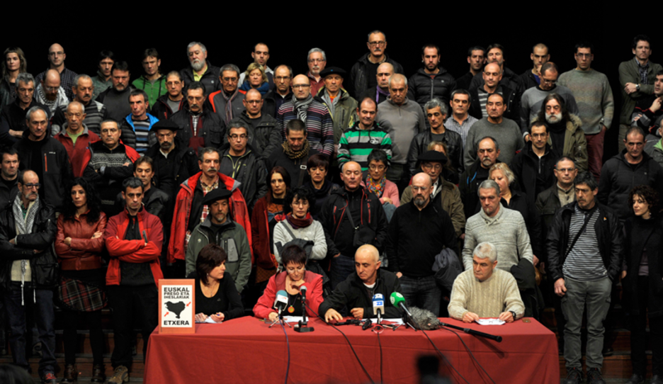 Ehun bat preso ohik Durangon 2014ko urtarrilaren 4an egindako agerraldia «irekitako eskenatoki politiko berriarekin konpromiso erabatekoa» adierazteko. Marisol Ramirez / Foku Ehun bat preso ohik Durangon 2014ko urtarrilaren 4an egindako agerraldia «irekitako eskenatoki politiko berriarekin konpromiso erabatekoa» adierazteko. Marisol Ramirez / Foku