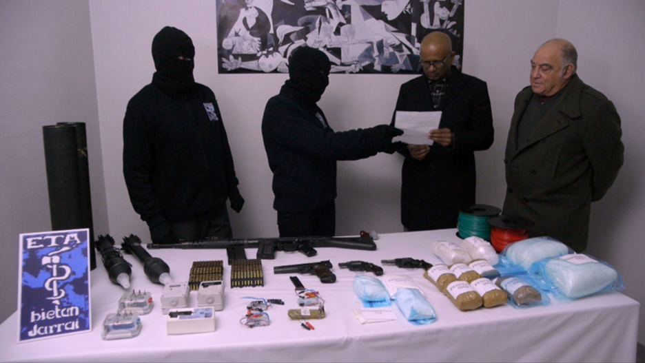 ETAko bi ordezkari Nazioarteko Egiaztatze Batzordeko (IVC) Ram Manikkalingam eta Ronnie Kasrils kideekin 2014ko otsailean, ETAren armen inbentario eta zigilatze prozesuko lehen ekimenean. Gara Funtsa ETAko bi ordezkari Nazioarteko Egiaztatze Batzordeko (IVC) Ram Manikkalingam eta Ronnie Kasrils kideekin 2014ko otsailean, ETAren armen inbentario eta zigilatze prozesuko lehen ekimenean. Gara Funtsa