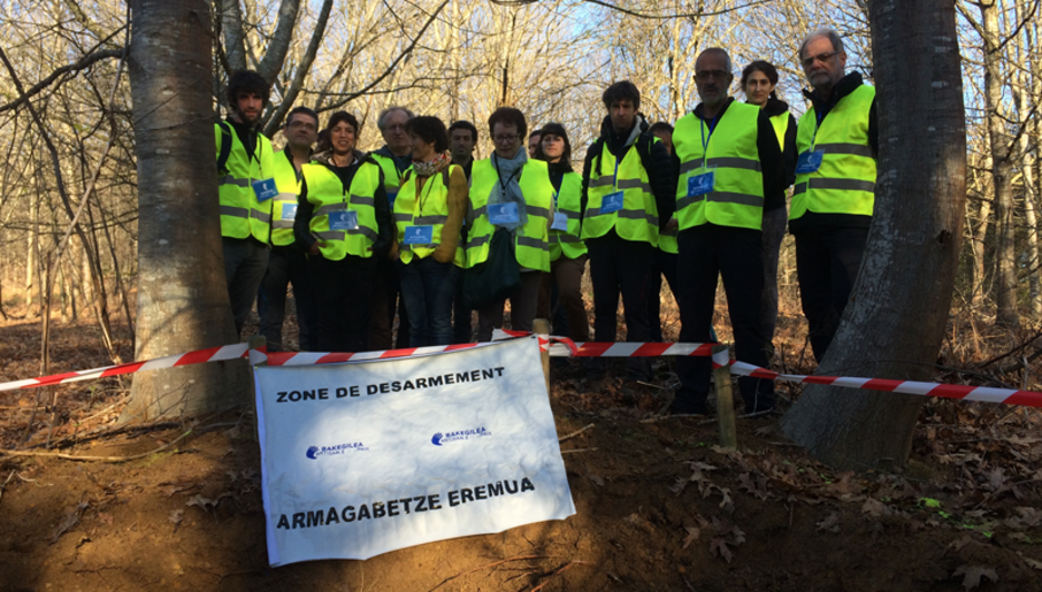 Bakearen artisauen talde bat Audaux eta Castetbon arteko zuloa babesten 2017ko apirilaren 8an amaitu zen ETAren armagabetze prozesuan. Bake Artisauak Funtsa Bakearen artisauen talde bat Audaux eta Castetbon arteko zuloa babesten 2017ko apirilaren 8an amaitu zen ETAren armagabetze prozesuan. Bake Artisauak Funtsa