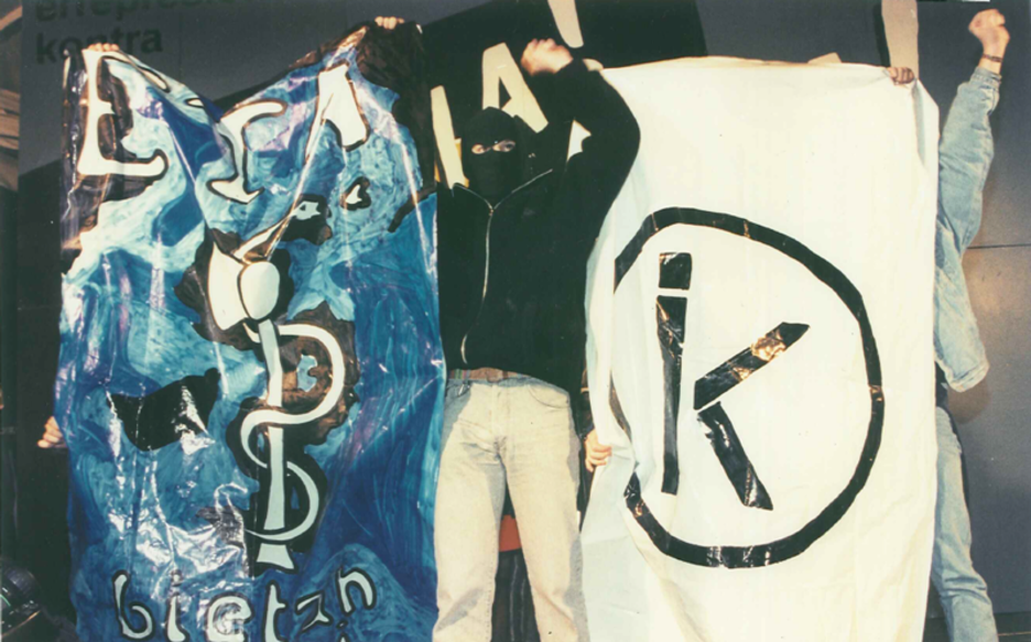 ETA eta IK erakundeetako ikurrak lehen aldiz elkarrekin 1995ean Donibane Lohizunen. Bob EDME ETA eta IK erakundeetako ikurrak lehen aldiz elkarrekin 1995ean Donibane Lohizunen. Bob EDME