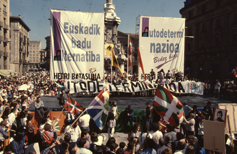 1989ko HBren Aberri Eguna Iruñean. Aljerreko elkarrizketak puri-purian zeuden, albisteak espero ziren. Bigarren fasea hasi zen gutxira. (Karlos Corbella) 1989ko HBren Aberri Eguna Iruñean. Aljerreko elkarrizketak puri-purian zeuden, albisteak espero ziren. Bigarren fasea hasi zen gutxira. (Karlos Corbella)