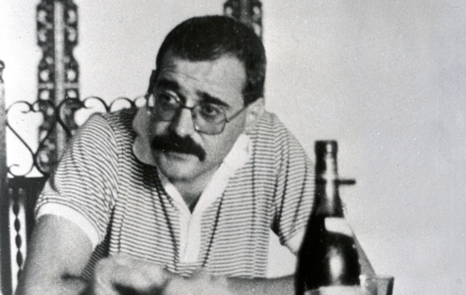 Eugenio Etxebestek gidatu zituen ETAren aldetik Aljerreko elkarrizketak. Irudian haiek porrot egin ostean Dominikar Errepublikan, bertara deportatu zuten. (Egin funtsa) Eugenio Etxebestek gidatu zituen ETAren aldetik Aljerreko elkarrizketak. Irudian haiek porrot egin ostean Dominikar Errepublikan, bertara deportatu zuten. (Egin funtsa)